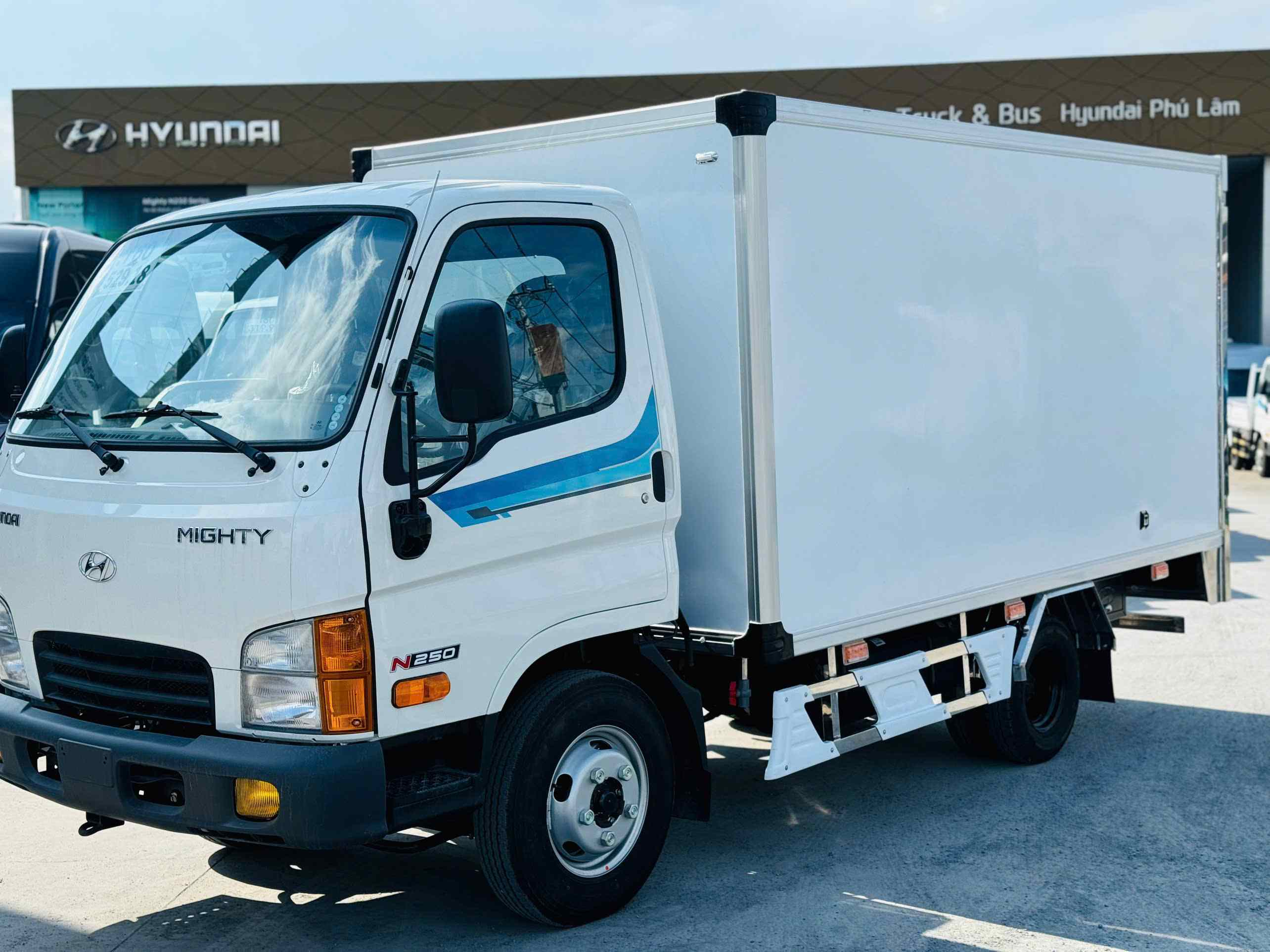 New Mighty N250 E5 thùng kín composite (6).jpg