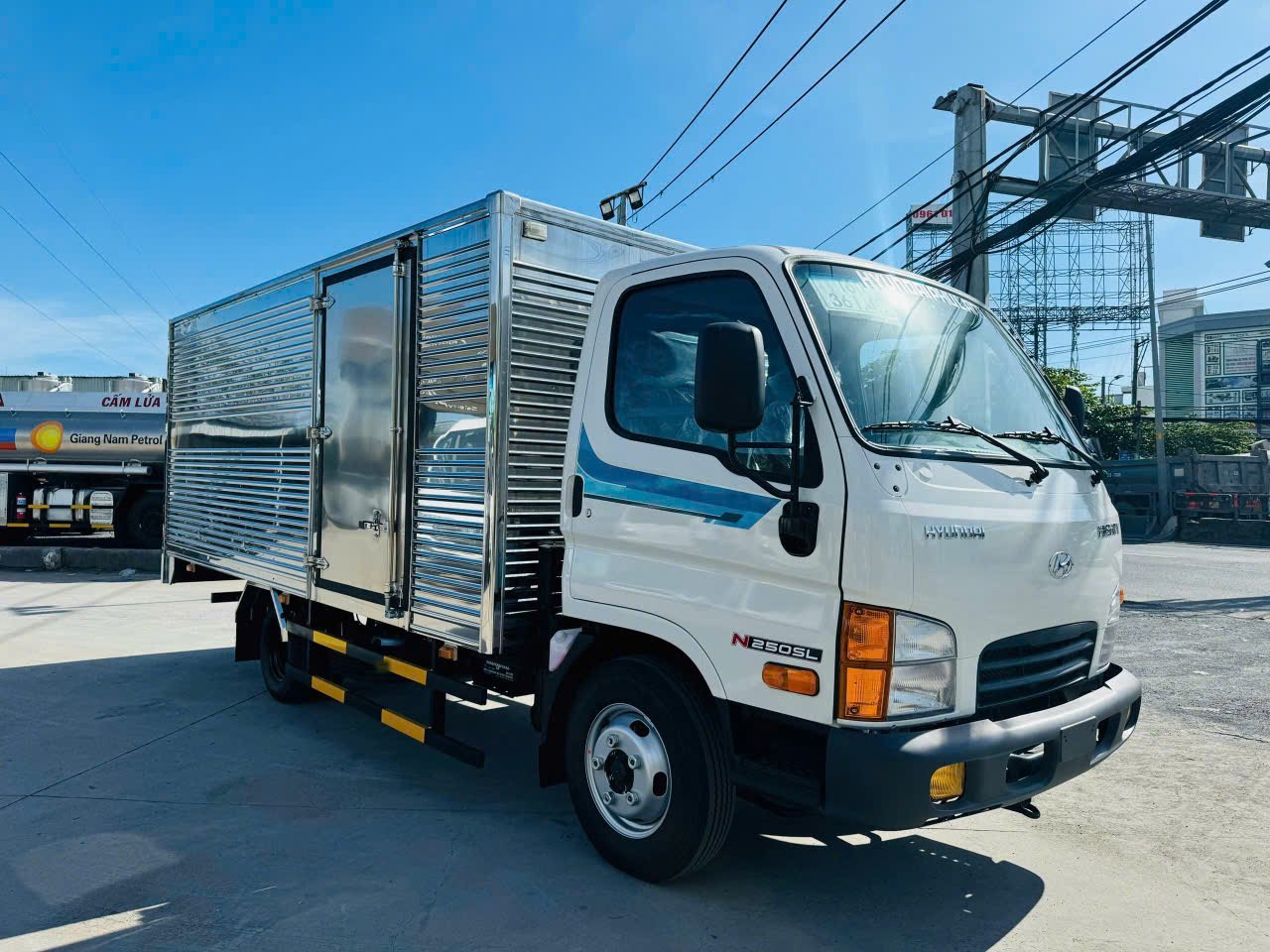 New Mighty N250SL E5 thùng kín tiêu chuẩn (3).jpg