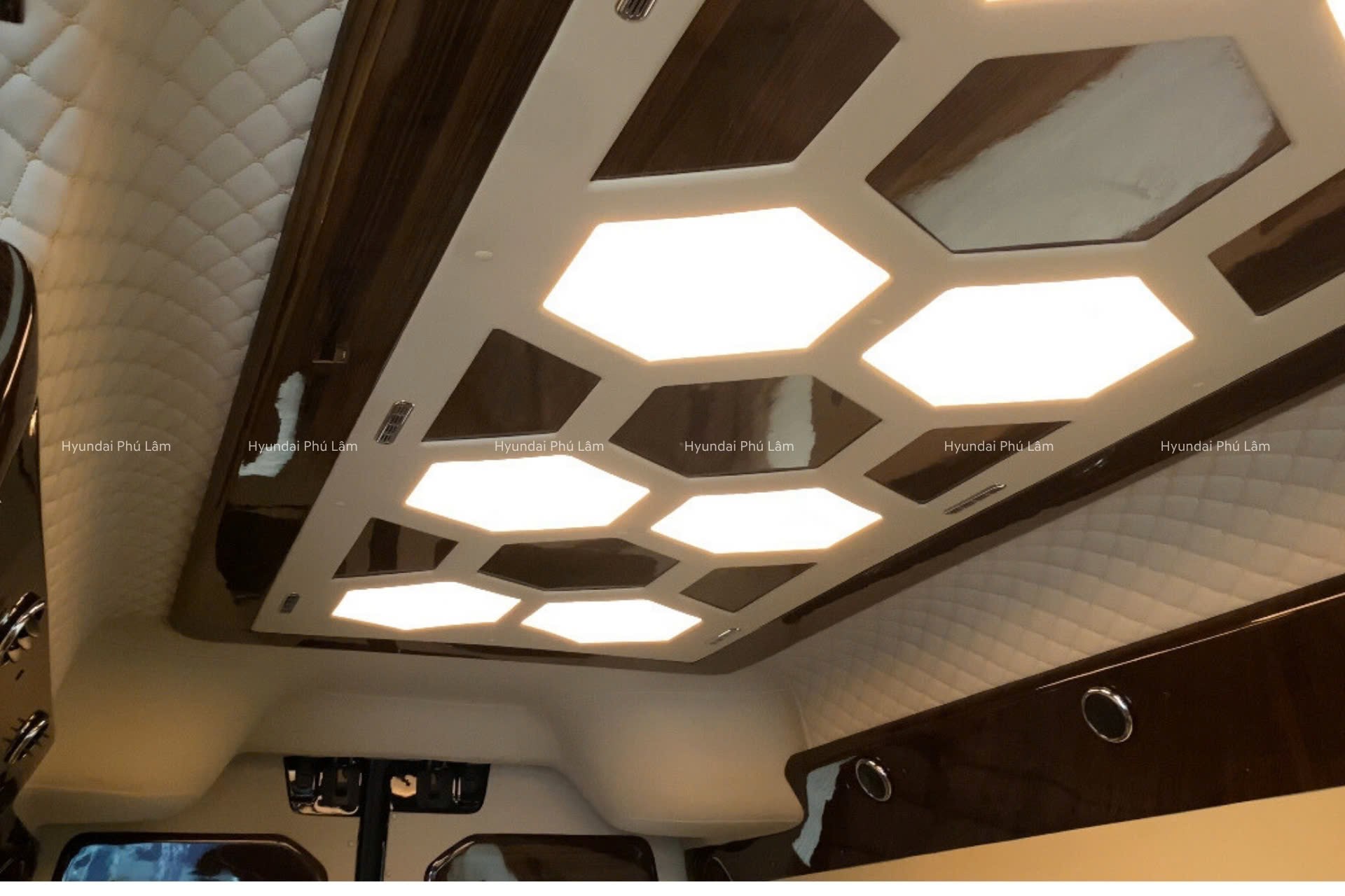 Solati Limousine Autokingdom E5 (12).jpg