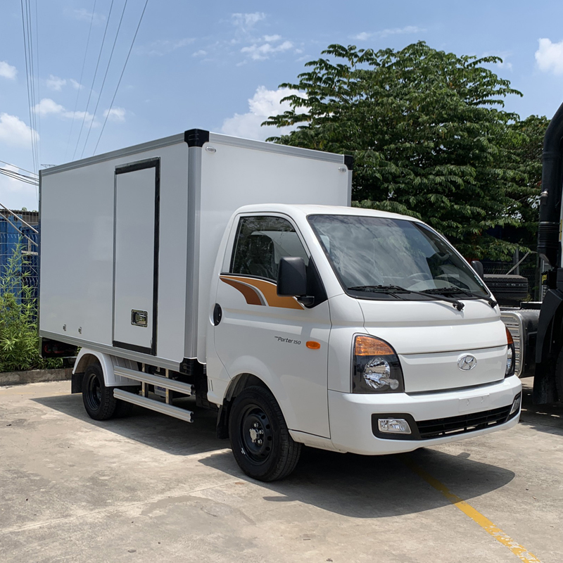 Xe-tai-Hyundai-New-Porter-H150-thung-kin-composite-1.5-tan-thung-dai-3m1.jpg